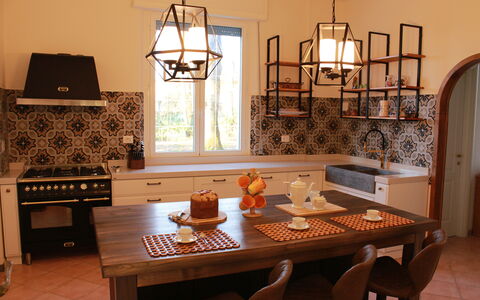 Villa La Casa Bianca: Camera, Mobilia, Interior Design, Sala Da Pranzo, Proprietà, Tavolo, Costruzione, Illuminazione, Casa, Soffitto