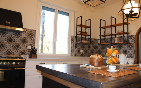 Villa La Casa Bianca: Camera, Proprietà, Interior Design, Mobilia, Controsoffitto, Costruzione, Casa, Tavolo, Casa, Cucina