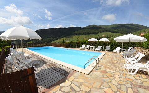Podere Di Mero Casolare: Cielo, Nube, Acqua, Costruzione, Piscina, Lettino, Mobili Da Esterno, Ombrello, Shade, Sedia
