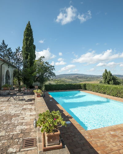Vedi Torre: Sky, Water, Plant, Cloud, Property, Flowerpot, Grass, Tree, Swimming Pool, Vegetation