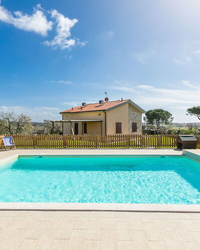Melograno: Water, Cloud, Sky, Plant, Property, Swimming Pool, Nature, Azure, Rectangle, Tree