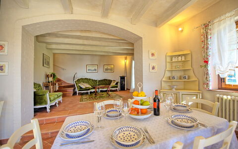 Casa Fioraie: Camera, Proprietà, Interior Design, Mobilia, Costruzione, Casa, Immobiliare, Soggiorno, Sala Da Pranzo, Tavolo