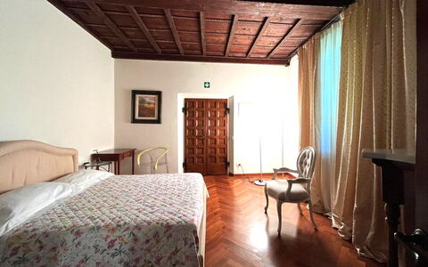 Tenuta Cambiano: Camera Da Letto, Interior Design, Letto, Mobilia, Lenzuolo, Pavimento, Bedding, Pavimentazione, Soffitto, Camera