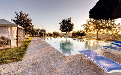 Casale Valdichiana: Proprietà, Acqua, Piscina, Casa, Immobiliare, Casa, Cielo, Albero, Costruzione, Estate