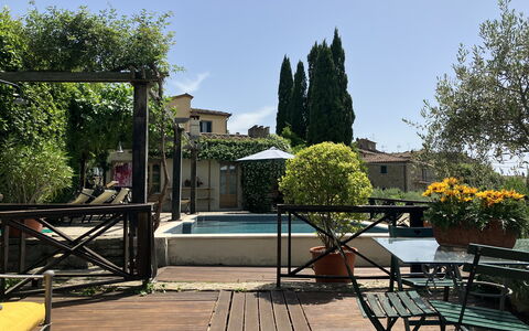 Villa Toppani Del Sodo: Cielo, Tavolo, Costruzione, Pianta, Shade, Albero, Mobili Da Esterno, Sedia, Vaso Di Fiori, Tempo Libero