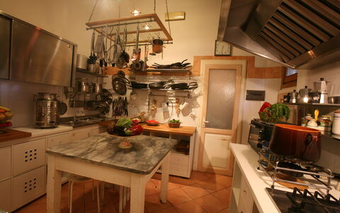 Villa Toppani Del Sodo: Controsoffitto, Cabinetry, Tavolo, Mobilia, Cucina, Elettrodomestico Da Cucina, Illuminazione, Cucina Stufa, Legna, Interior Design