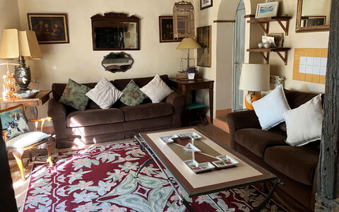Villa Toppani Del Sodo: Cornice, Mobilia, Comfort, Illuminazione, Interior Design, Lampada, Pavimento, Pavimentazione, Legna, Soggiorno