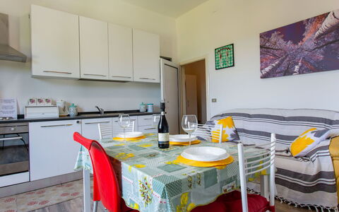 Elena: Mobilia, Interior Design, Appartamento, Pavimentazione, Pavimento, Casa, Camera, Sedia, Letto, Camera Da Letto