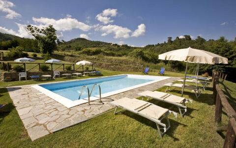 Villa Il Biancospino: Cielo, Proprietà, Nube, Piscina, Ombrello, Lettino, Mobili Da Esterno, Shade, Corpo D'Acqua, Pianta