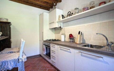 Villa Sole: Cabinetry, Lavandino Della Cucina, Lavello, Controsoffitto, Rubinetto, Costruzione, Cucina, Cucina Stufa, Legna, Illuminazione