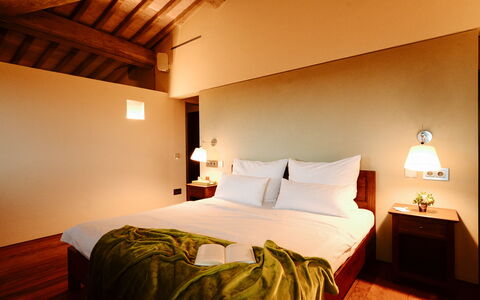 Villa Pianvecchio: Legna, Letto, Illuminazione, Camera, Interior Design, Proprietà, Camera Da Letto, Parete, Bedding, Tessile