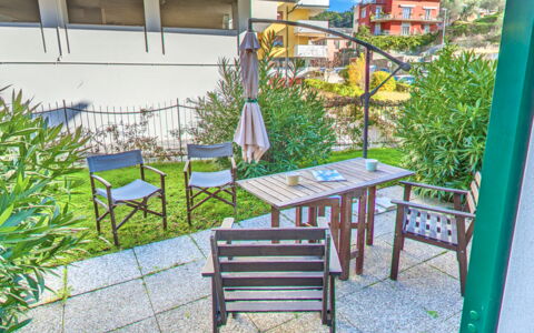 Mario - Levanto: Balcone, Appartamento, Sedia, Mobili Da Esterno, Shade, Eco Hotel, Tavolo Esterno, Portico, Cortile, Cucina & Sala Da Pranzo Tavolo