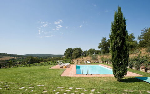 Villa Miravalle: Cielo, Pianta, Acqua, Risorse Idriche, Verde, Nube, Azzurro, Paesaggio Naturale, Ambiente Naturale, Piscina