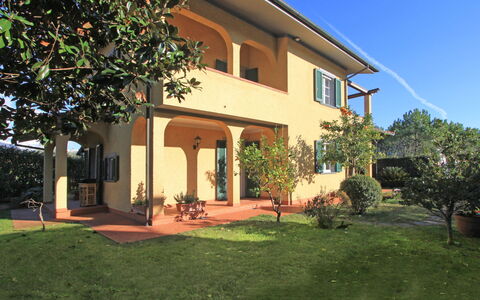 Villa Anna: Pianta, Costruzione, Proprietà, Cielo, Finestra, Albero, Shade, Porta, Illuminazione, Architettura