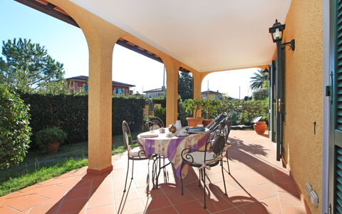 Villa Anna: Cielo, Pianta, Mobilia, Tavolo, Sedia, Costruzione, Vaso Di Fiori, Shade, Pianta Della Casa, Portico