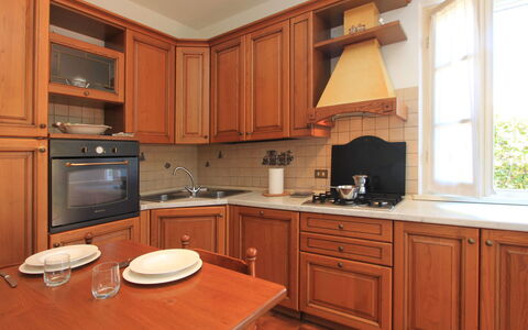 Villa Anna: Marrone, Cabinetry, Controsoffitto, Costruzione, Mobilia, Proprietà, Tavolo, Cassetto, Cucina, Legna