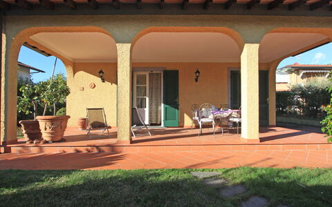 Villa Anna: Pianta, Shade, Interior Design, Erba, Sedia, Vaso Di Fiori, Zona Residenziale, Mobili Da Esterno, Immobiliare, Paesaggio