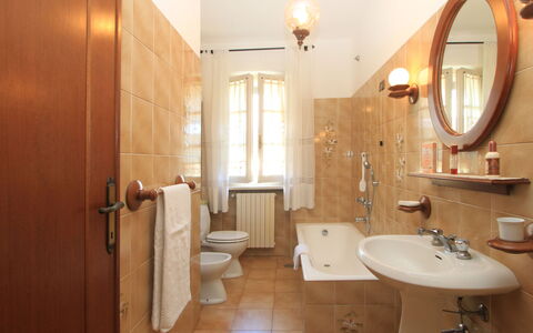 Villa Anna: Specchio, Marrone, Lavello, Proprietà, Rubinetto, Idraulico Fixture, Lavandino Del Bagno, Bagno, Pianta, Illuminazione