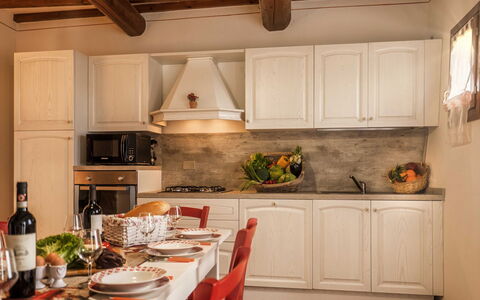 Borgo San Vincenti: Cabinetry, Controsoffitto, Proprietà, Mobilia, Bottiglia, Cucina Stufa, Elettrodomestico Da Cucina, Cucina, Legna, Tavolo