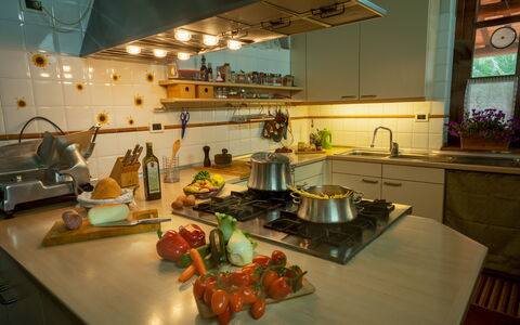 Campo Valerio: Cibo, Tavolo, Tavola, Controsoffitto, Cucina, Interior Design, Cucina, Cabinetry, Rubinetto