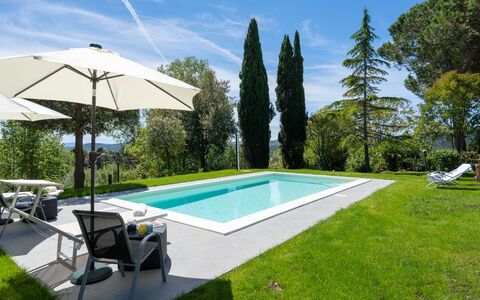 Villa Luana: Nube, Cielo, Pianta, Piscina, Acqua, Shade, Lotto, Ombrello, Albero, Costruzione