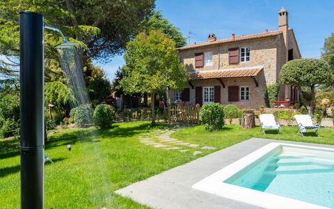 Villa Luana: Pianta, Costruzione, Cielo, Proprietà, Finestra, Verde, Acqua, Albero, Casa, Lotto