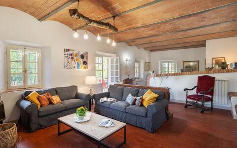 Villa Luana: Divano, Mobilia, Tavolo, Proprietà, Cornice, Finestra, Divano Letto, Pavimento, Legna, Soggiorno