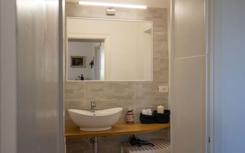 Villa Luana: Specchio, Lavello, Rubinetto, Proprietà, Lavandino Del Bagno, Bagno, Idraulico Fixture, Interior Design, Legna