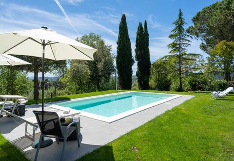 Villa Luana: Nube, Cielo, Pianta, Piscina, Acqua, Shade, Lotto, Ombrello, Albero, Costruzione