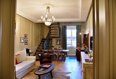 Appartamenti Troise: Table, Property, Furniture, Couch, Picture Frame, Building, Interior Design, Wood, Lighting, Lamp