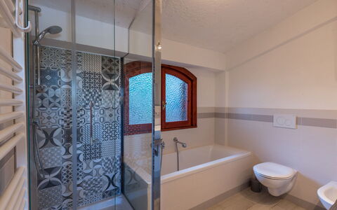 Villa Lara: Proprietà, Vasca Da Bagno, Idraulico Fixture, Legna, Interior Design, Costruzione, Bagno, Illuminazione, Pavimento