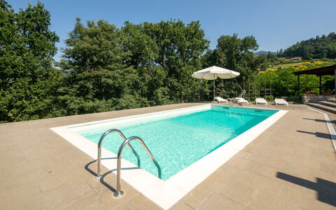 Grezzano Villa: Cielo, Acqua, Piscina, Albero, Pianta, Shade, Mobili Da Esterno, Rettangolo, Costruzione, Ombrello