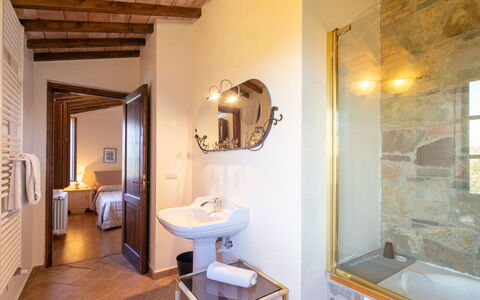 Grezzano Villa: Specchio, Lavello, Proprietà, Rubinetto, Idraulico Fixture, Bagno, Illuminazione, Interior Design, Legna, Lavandino Del Bagno