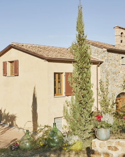 La Smarrita: Plant, Sky, Building, Property, Window, Flower, House, Tree, Land Lot, Wall