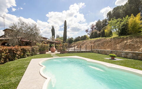 Valdambra Villa: Piscina, Ricorrere, Terme, Eco Hotel, Estate, Hacienda, Giardino, Tempo Libero, Backyard, Landscaping