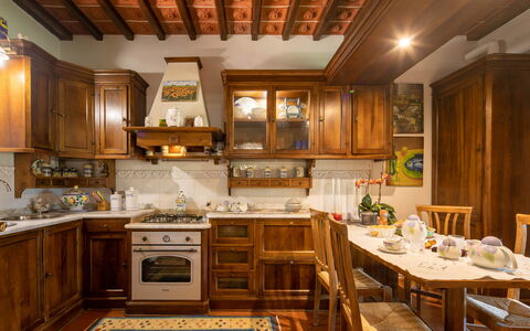 Valdambra Villa: Mobilia, Interior Design, Cabinetry, Legna, Cucina, Pavimentazione, Credenza, Controsoffitto, Soffitto, Camera