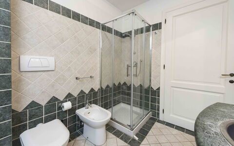 Casina Dell'acquaborra: Bagno, Pavimentazione, Idraulico Fixture, Pavimento, Interior Design, Gabinetto, Lavello, Rubinetto, Lavandino Del Bagno, Idraulico
