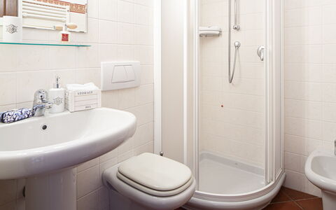 Villa Dell'erta - Levanto, Montale: Idraulico Fixture, Proprietà, Lavello, Bianca, Rubinetto, Gabinetto, Prodotto, Viola, Toilet Seat, Bagno