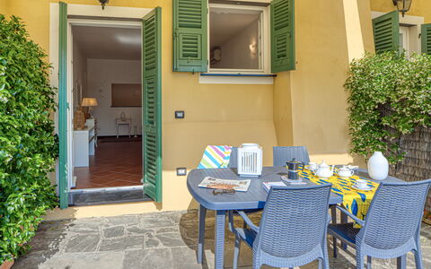 Villa Dell'erta - Levanto, Montale: Tavolo, Pianta, Mobilia, Proprietà, Sedia, Verde, Azzurro, Costruzione, Blu, Interior Design