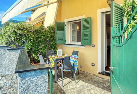 Villa Dell'erta - Levanto, Montale: Building, Plant, Window, Daytime, Property, Door, Blue, Green, Azure, Flowerpot