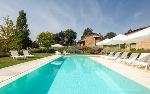 Fonte Della Chiana: Acqua, Cielo, Pianta, Nube, Proprietà, Piscina, Albero, Azzurro, Sedia, Shade
