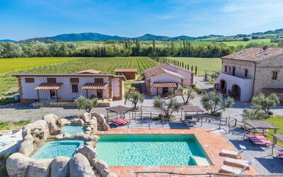 Guardistallo 650: Sky, Water, Cloud, Property, Plant, Window, Azure, Building, Swimming Pool, Body Of Water