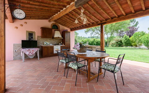 Villa Lorenzana: Tavolo, Mobilia, Proprietà, Pianta, Legna, Interior Design, Albero, Orologio, Sedia, Costruzione