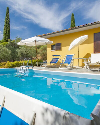 Il Sorriso: Water, Cloud, Sky, Property, Swimming Pool, Building, Plant, Blue, Azure, Chair