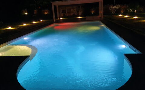Tenuta Il Giardino Proprietà: Acqua, Luce, Azzurro, Piscina, Rettangolo, Aqua, Materiale Composito, Tempo Libero, Tinte E Ombre