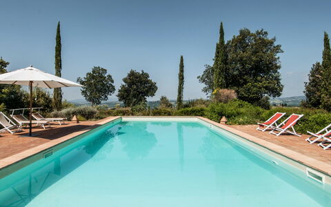 Lavacchio 10: Water, Sky, Plant, Swimming Pool, Azure, Tree, Shade, Rectangle, Grass, Composite Material