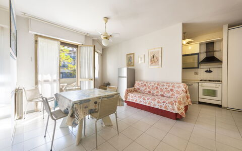 Casa Marina: Mobilia, Cornice, Tavolo, Cabinetry, Cassetto, Finestra, Legna, Cassettiera, Costruzione, Sedia