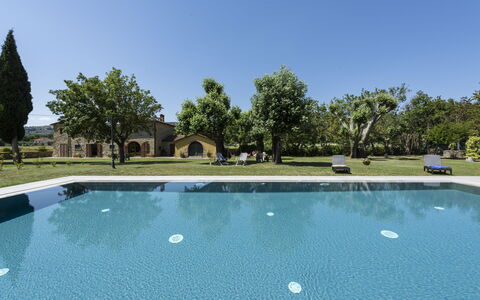 Villa Chio: Acqua, Cielo, Pianta, Risorse Idriche, Giorno, Proprietà, Albero, Piscina, Azzurro, Paesaggio Naturale