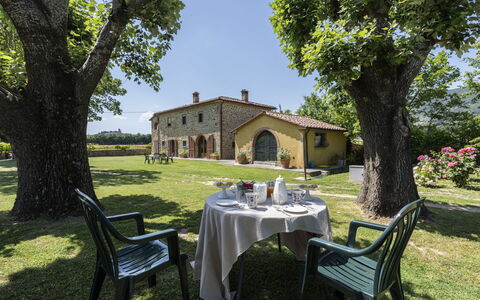 Villa Chio: Pianta, Tavolo, Mobilia, Proprietà, Cielo, Finestra, Costruzione, Sedia, Albero, Shade