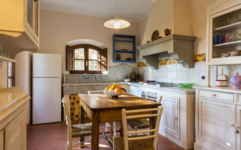Villa Montignoso: Cabinetry, Controsoffitto, Proprietà, Mobilia, Elettrodomestico Da Cucina, Cucina Stufa, Legna, Cucina, Interior Design, Tavolo